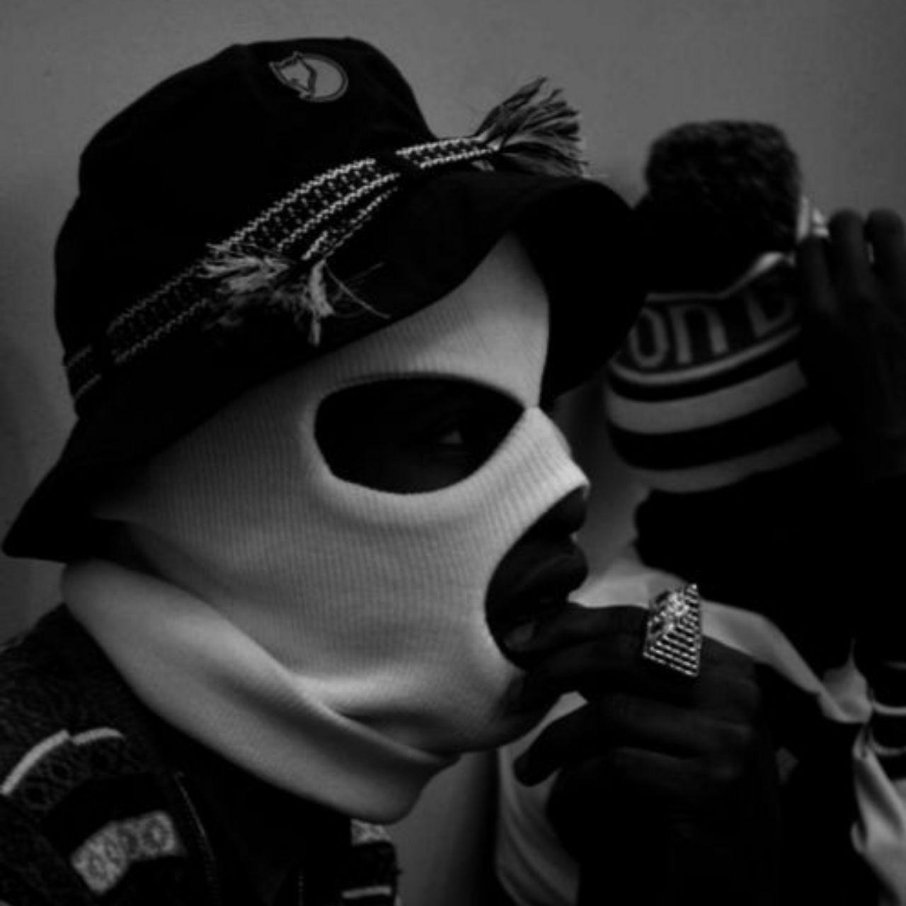 Два парня в масках. Бандиты в масках. Бандит в белой маске. Парень маске Балаклаве. Крутые бандиты в масках.